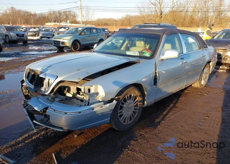 2010 Lincoln Town Car Signature Limited из США, поврежденный, VIN 2LNBL8CV1AX605844